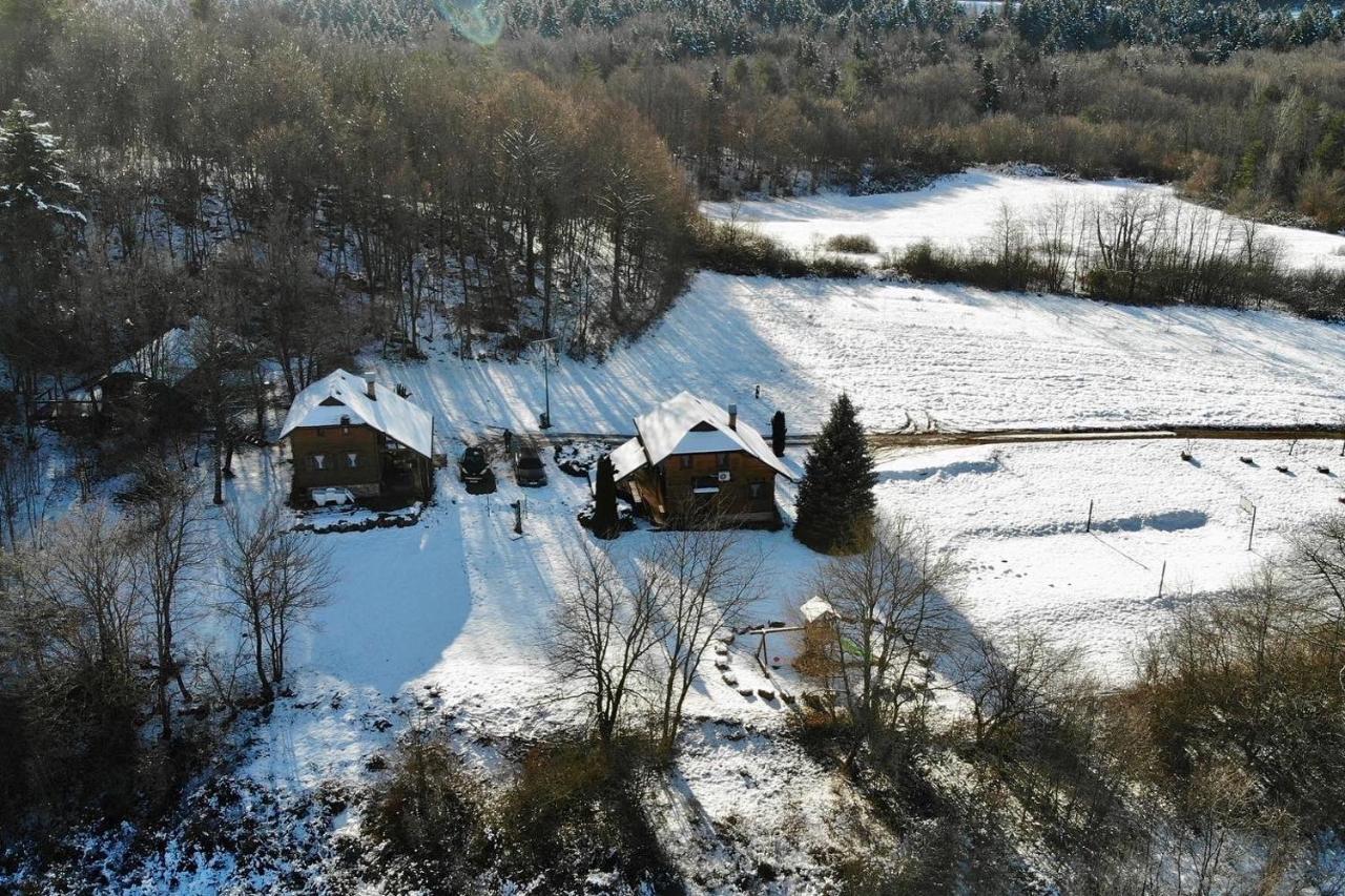 Woodenhouse With Two Apartments Otočac Esterno foto