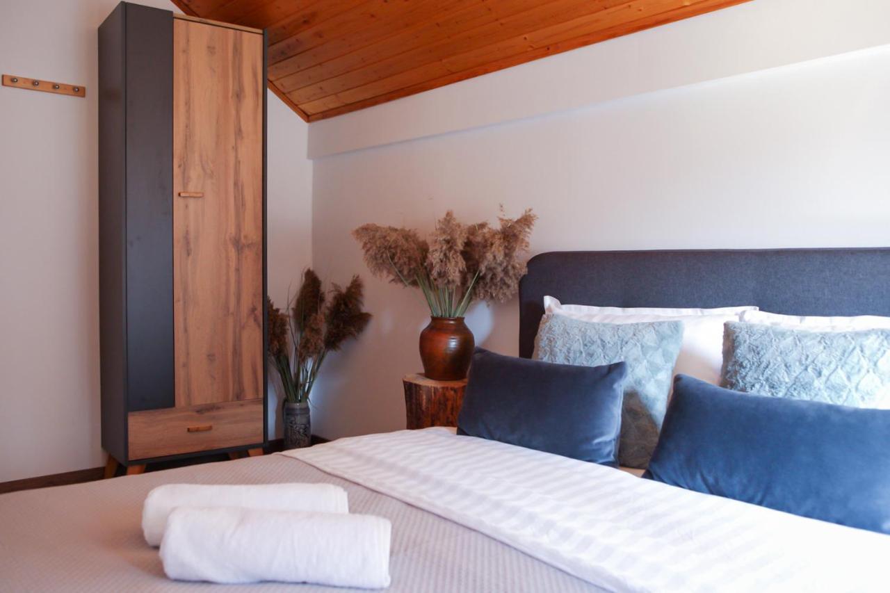 Woodenhouse With Two Apartments Otočac Esterno foto