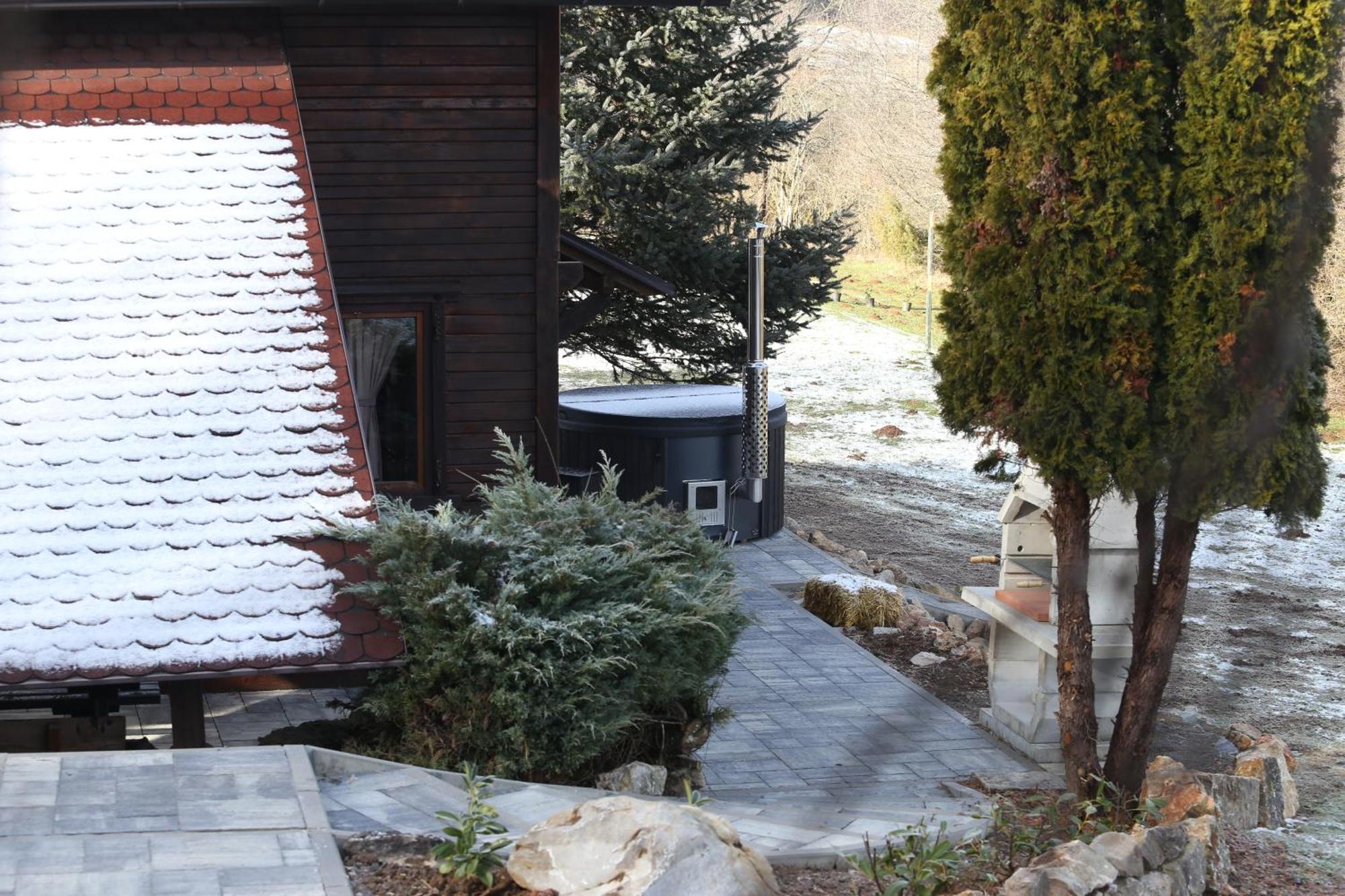 Woodenhouse With Two Apartments Otočac Esterno foto