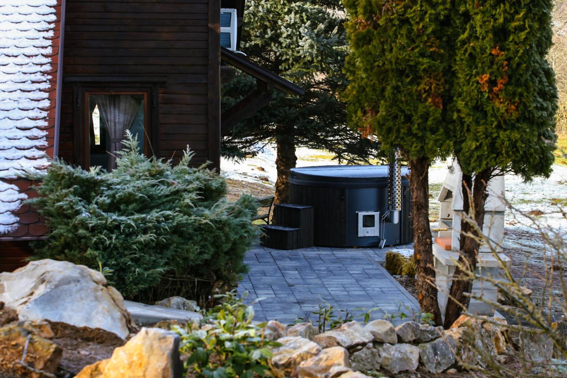 Woodenhouse With Two Apartments Otočac Esterno foto