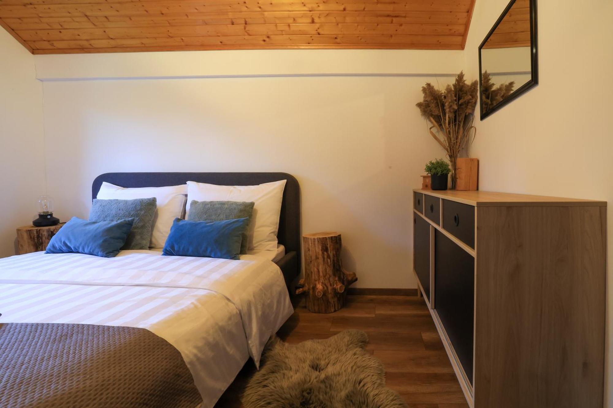 Woodenhouse With Two Apartments Otočac Esterno foto
