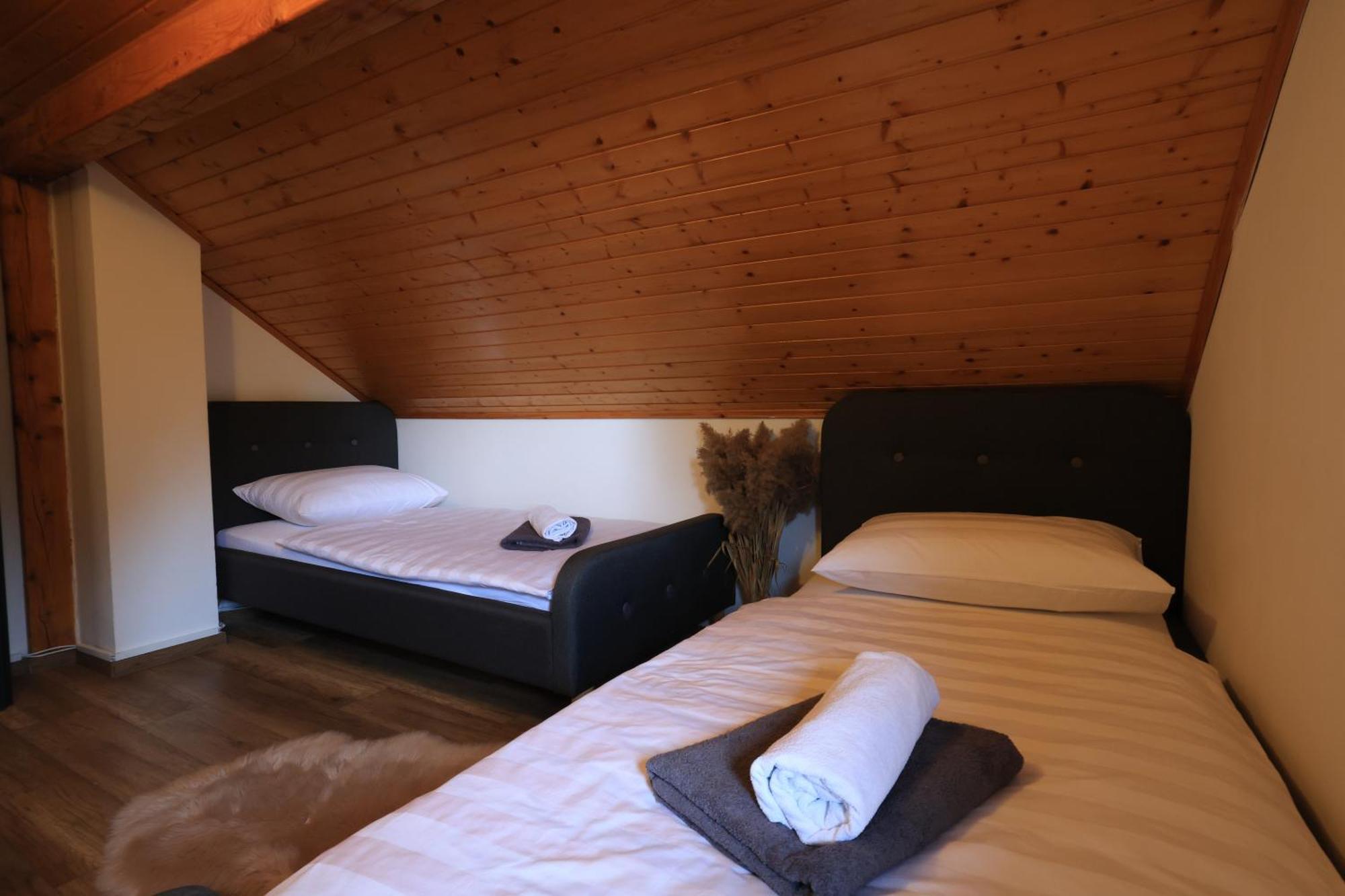 Woodenhouse With Two Apartments Otočac Esterno foto