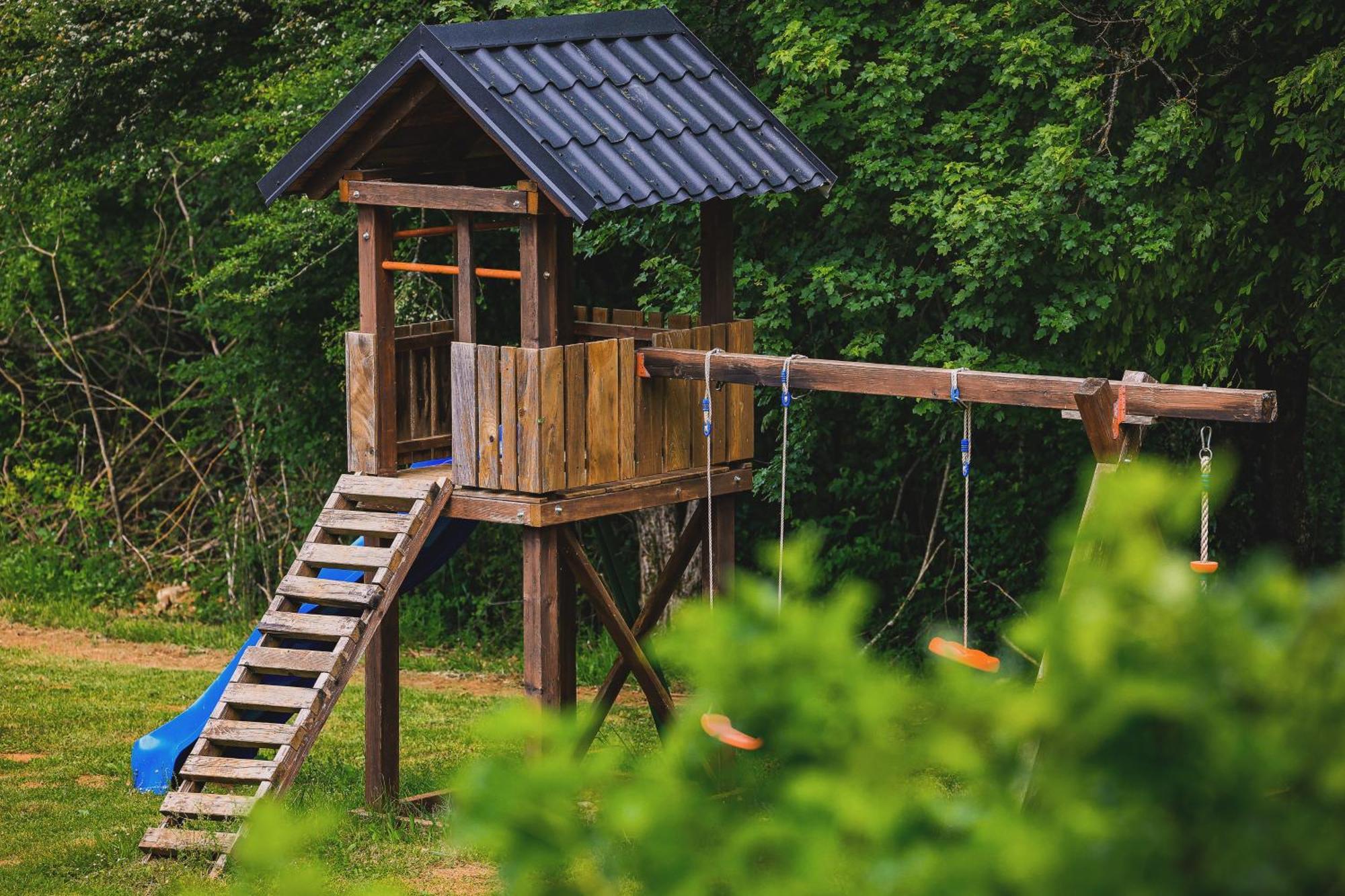 Woodenhouse With Two Apartments Otočac Esterno foto